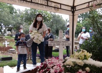 Agatha-Priscilla-Tedja-didampingi-putranya-Leonard-Mateu-meletakkan-karangan-bunga-dimakan-suami-Diego-Mamahit.-Foto-Cakraline.com