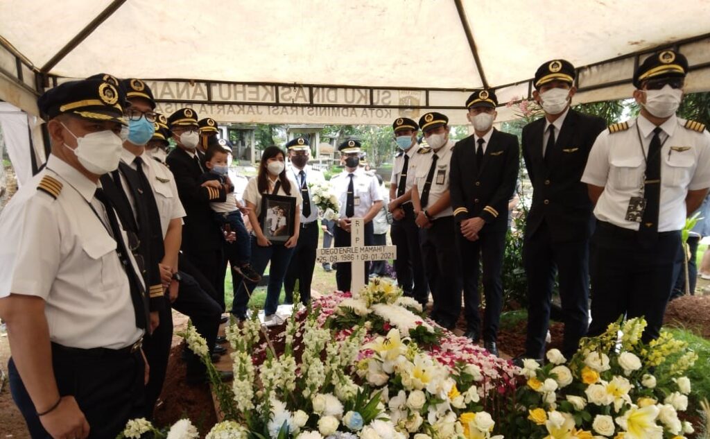 Agatha-Priscilla-pegang-foto-bersama-teman-teman-Diego-pilot-Sriwijaya-Air-SJ-182-foto-Cakra