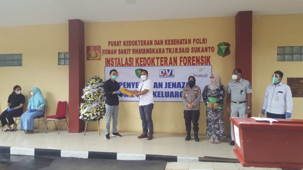 Direktur-Operasi-Sriwijaya-Air-Capt.-Didi-Iswandy-dan-Kepala-Rumah-Sakit-Karumkit-RS-POLRI-Brigjen-Polisi-Asep-Hendradiana.-foto-Ist