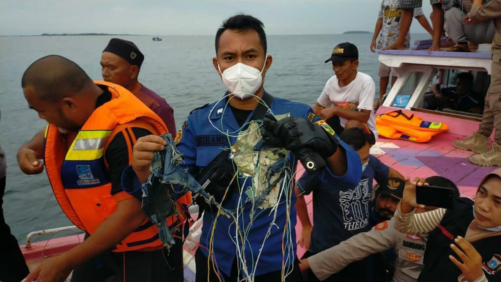 Ditemukan-serpihan-pesawat-SJ-182-di-Kepulauan-Seribu-foto-Ist