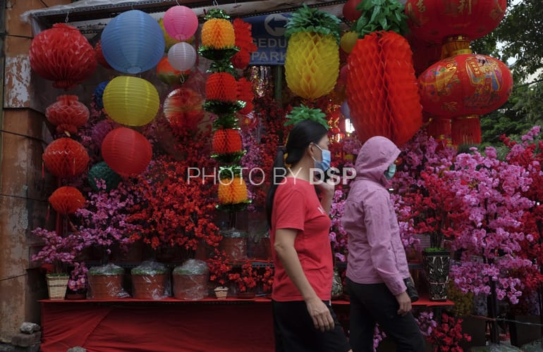 Dua-orang-melintas-diantara-pernak-pernik-Imlek-di-Pancoran-Glodok-Jakarta-Barat-Selasa-26-1-2021