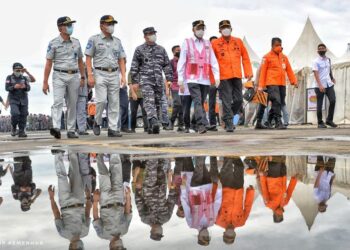 Gunakan-Kapal-KRI-John-Lie-Menhub-Bersama-Panglima-TNI-Tinjau-Titik-Yang-Diduga-Menjadi-Lokasi-Jatuhnya-Pesawat-Sriwijaya-Air-SJ-182-foto-Ist