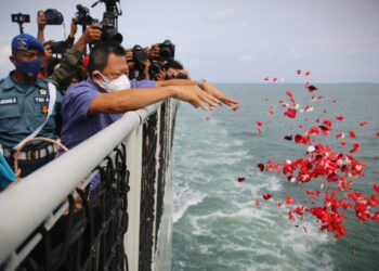 Hendry-Lie-Komisaris-sekaligus-pendiri-Sriwijaya-Air-melakukan-tabur-bunga-dilokasi-jatuhnya-pesawat-Sriwijaya-Air-SJ-182.-Foto-Corporate-Communication-Sriwijaya-Air-Group