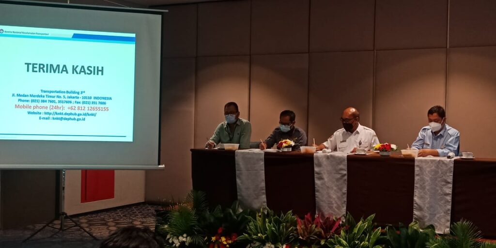 KNKT-Nurcahyo-Utomo-bersama-Direktur-Utama-Sriwijaya-Air-Jefferson-Jauwena-foto-Corporate-Communication-Sriwijaya-Air