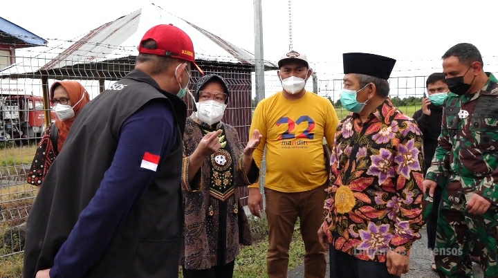 Mensos-Tri-Rismaharini-meninjau-kerusakan-fasilitas-Bandara-Tampa-Padang-Mamuju-Sulbar-pagi-ini.-foto-Humas-Kemensos-RI.