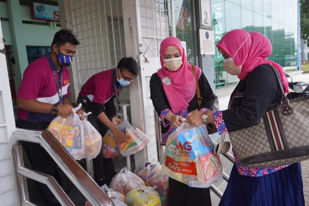 Merry-Andani-Ipemi-peduli-korban-banjir-di-Kuantan-Malaysia-foto-Ist