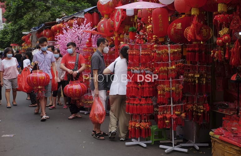 Mulai-belanja-sejumlah-warga-Tionghoa-berburu-pernak-pernik-imlek-pada-satu-lapak-pedagang-di-Pancoran-Glodok-Jakarta-Barat-Selasa-26-1-2021-foto-DSP