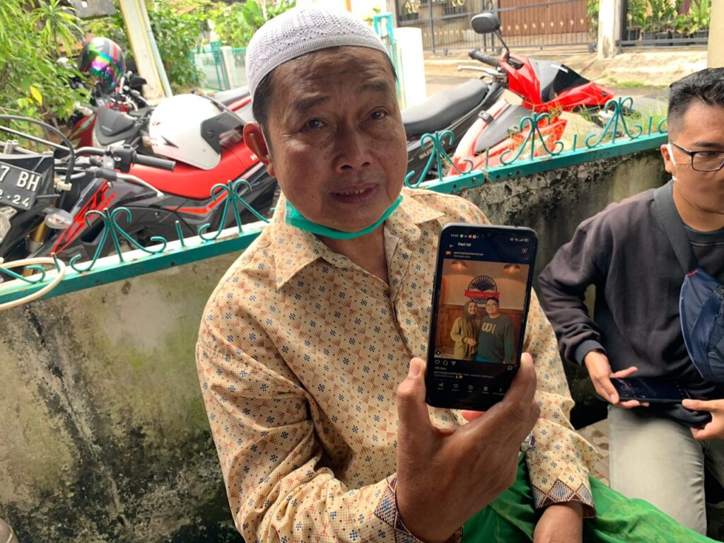 Nasir-ayah-Ihsan-Adhlan-Hakim-33-korban-penumpang-pesawat-Sriwijaya-SJ-182-memberikan-informasi-tentang-anaknya-di-kediamannya-di-Gang-Ikrar-Jalan-Tabrani-Ahmad-foto-Pontianak-Pos