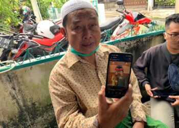 Nasir-ayah-Ihsan-Adhlan-Hakim-33-korban-penumpang-pesawat-Sriwijaya-SJ-182-memberikan-informasi-tentang-anaknya-di-kediamannya-di-Gang-Ikrar-Jalan-Tabrani-Ahmad-foto-Pontianak-Pos