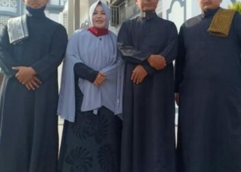 PENUMPANG-SJ-182-Ustaz-H-Nurkhalifatul-Amin-dan-Hj-Agus-Minarni-diapit-kedua-anaknya-foto-dok-keluarga