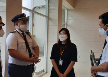 Prissila-Tedja-berbincang-dengan-teman-teman-suami-Diego-Mamahit-di-rumah-duka-Rumah-Sakit-Dharmais-Jakarta-Barat-Selasa-19-1-2021-foto-Cakraline.com