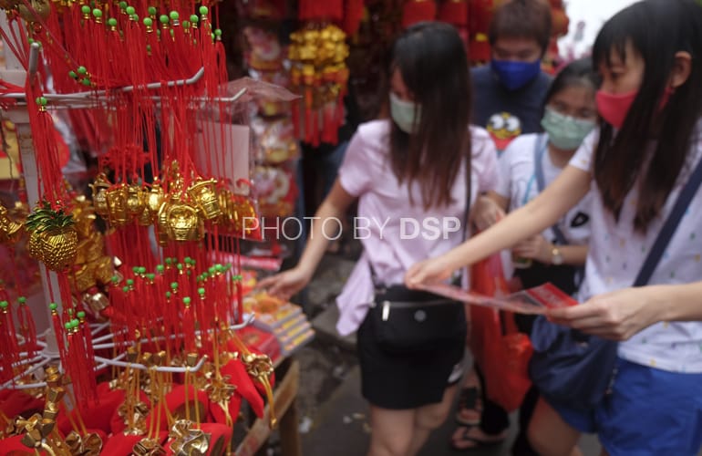 Sejumlah-warga-Tionghoa-berburu-pernak-pernik-imlek-pada-satu-lapak-pedagang-di-Pancoran-Glodok-Jakarta-Barat-Selasa-26-1-2021-foto-DSP