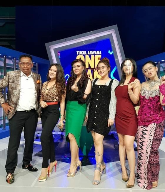 Tukul-Arwana-bersama-artis-One-Man-Show-Indosia-foto-Its
