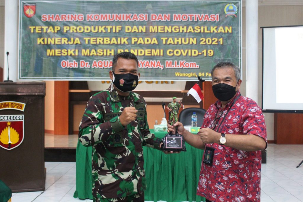 Dr.-Drs.-Aqua-Dwipayana-M.I.Kom-saat-mengunjungi-Markas-Kodim-0728-Wonogiri-memberikan-sharing-komunikasi-dan-motivasi-kepada-para-prajurit-PNS-maupun-anggota-Persit-foto-Ist