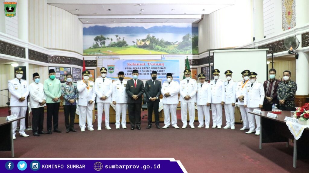 Gubernur-Mahyeldi-dan-wakil-Gubernur-Sumbar-Audy-Joinaldi-Pimpin-Rakor-Kepala-Daerah-pertama.-foto-Kominfo.