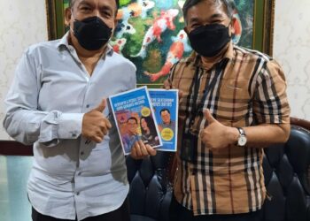 Ketua-Koperasi-SMR-Joi-Kahar-Borong-Buku-Dr-Aqua-Dwipayana-dan-Sponsori-foto-Is