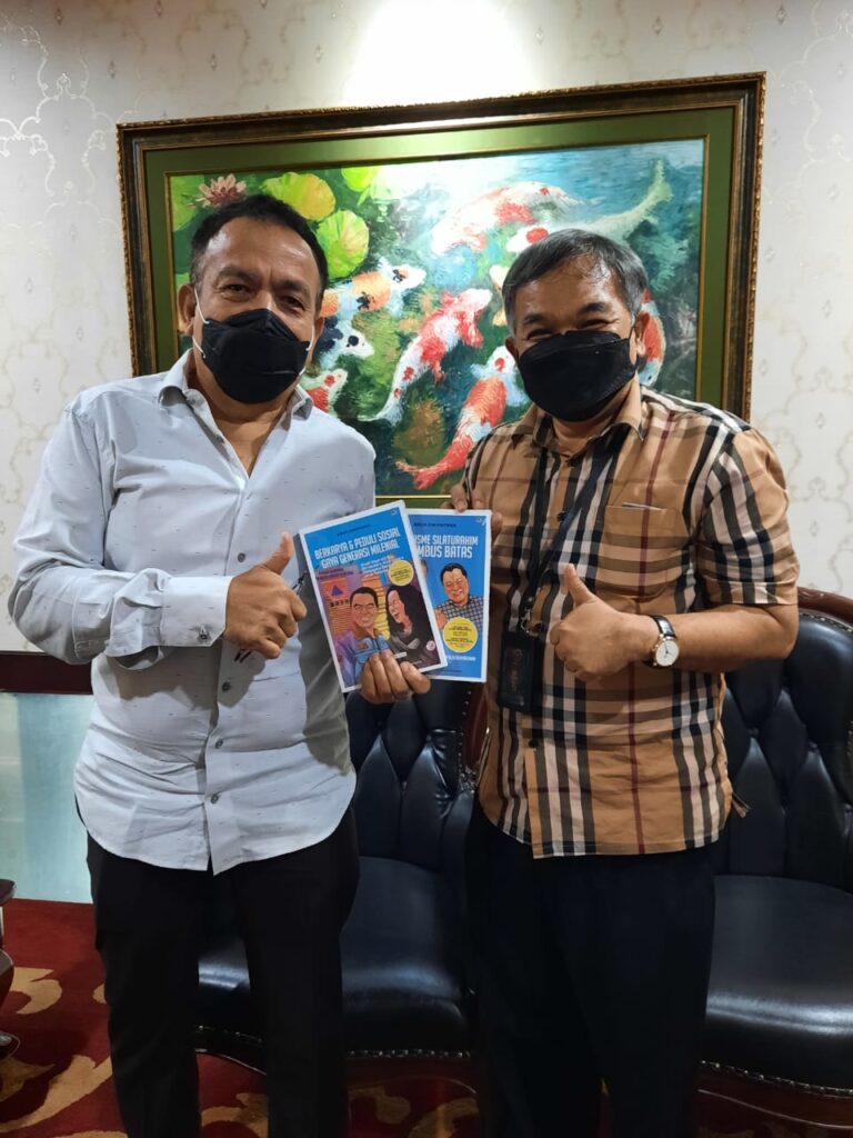 Ketua-Koperasi-SMR-Joi-Kahar-Borong-Buku-Dr-Aqua-Dwipayana-dan-Sponsori-foto-Is