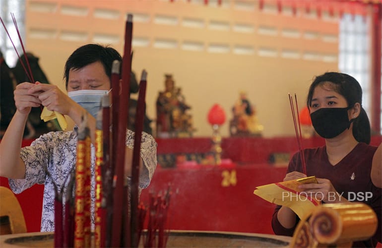 Khusuk-bersembahyang-di-Vihara-Dharma-Bakti-Glodok-Jakarta-Foto-DSP