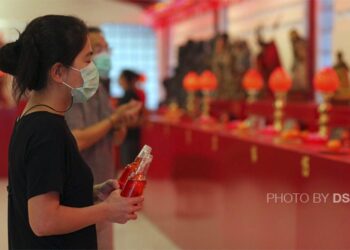 Khusuk-bersembahyang-di-Vihara-Dharma-Bakti-Glodok-Jakarta-Foto-DSP