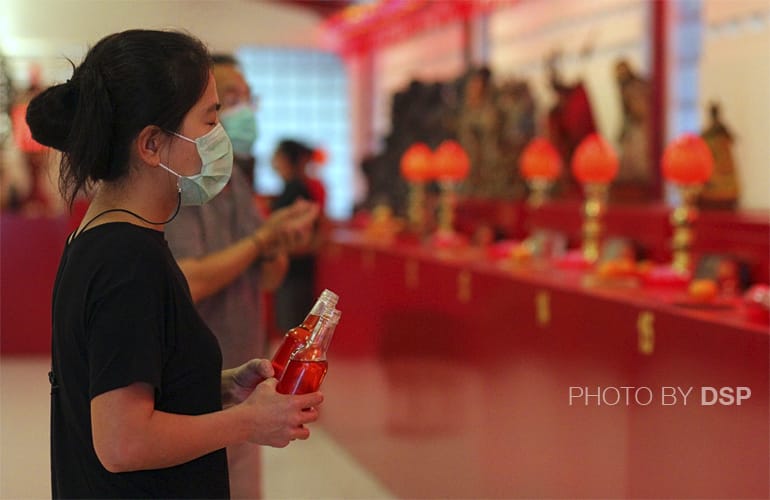 Khusuk-bersembahyang-di-Vihara-Dharma-Bakti-Glodok-Jakarta-Foto-DSP