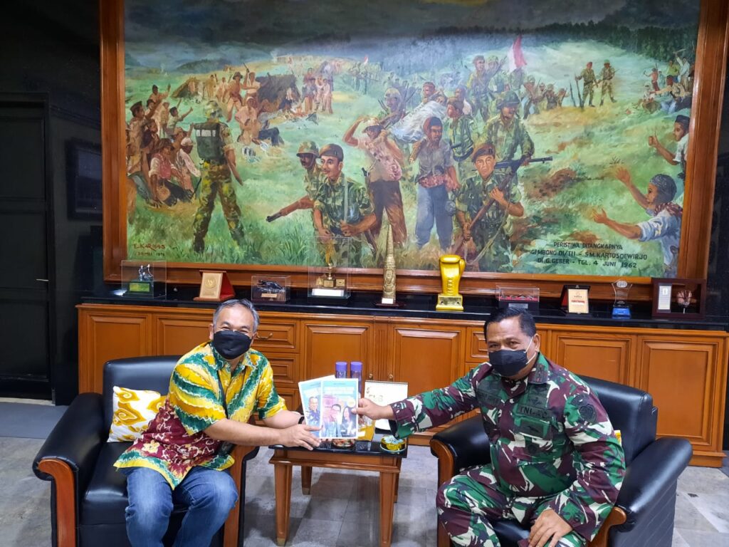 Pangdam-III-Siliwangi-Mayjen-TNI-Nugroho-Budi-Wiryanto-bersama-DR-Aqua-Dwipayana-foto-Ist