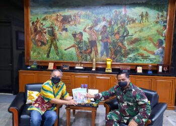 Pangdam-III-Siliwangi-Mayjen-TNI-Nugroho-Budi-Wiryanto-bersama-DR-Aqua-Dwipayana-foto-Ist
