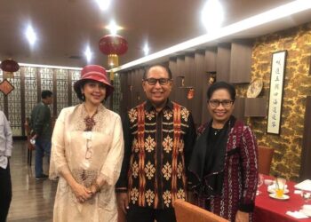 Ayu-Azhari-bersama-Josef-Nae-Soi-wakil-Gubernur-NTT-dan-Istri-di-acara-Exotic-Tenun-Fst-foto-Ist