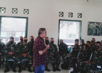 Dr-Aqua-Dwipayana-Belajar-Komunikasi-Lintas-Budaya-pada-Prajurit-dari-Papua-foto-Ist