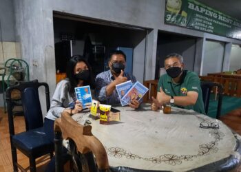 Dr-bersama-Pangdam-Siliwangi-Mayjen-TNI-Nugroho-Budi-Wiryanto-Nugroho-didampingi-putri-bungsunya-Azmi-Hanifah-Budi-Setyaningati.-foto-Ist