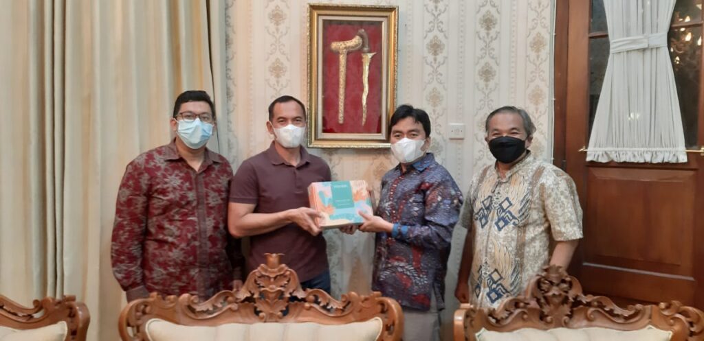 Danrem-074-Warastratama-Surakarta-Kolonel-Inf-Deddy-Suryadi.-Chief-Executive-Officer-CEO-Salman-Subakat-Dr-Aqua-Dwipayana-saat-bertemu-Deddy-di-rumah-dinasnya-di-Solo-Jawa-Tengah-Jumat-malam-23-4-2021