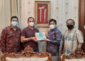 Danrem-074-Warastratama-Surakarta-Kolonel-Inf-Deddy-Suryadi.-Chief-Executive-Officer-CEO-Salman-Subakat-Dr-Aqua-Dwipayana-saat-bertemu-Deddy-di-rumah-dinasnya-di-Solo-Jawa-Tengah-Jumat-malam-23-4-2021