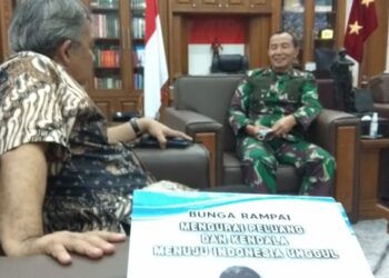 Dr-Aqua-bersama-Komandan-Pussenarmed-Mayor-Jenderal-TNI-Totok-Imam-Santoso-S.I.P.-S.Sos_.-M.Tr_.-Han