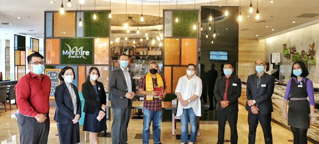 Dr-Aqua-bersama-manajer-syukuran-ulang-tahun-Hotel-Mercure-Cikini-Jakarta-kelima-foto-Ist