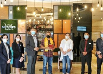 Dr-Aqua-bersama-manajer-syukuran-ulang-tahun-Hotel-Mercure-Cikini-Jakarta-kelima-foto-Ist