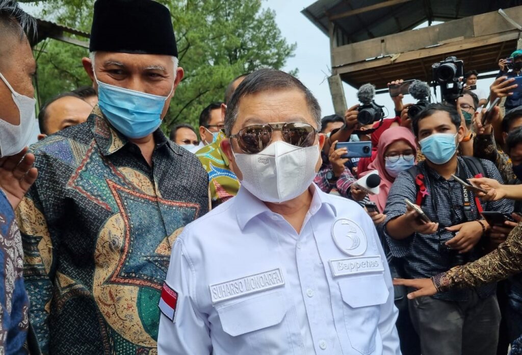 Menteri-Bappenas-Suharso-Manoarfa-didampingi-Gubernur-dan-Wakil-Gubernur-Sumbar-meninjau-kawasan-Sitinjau-Lawuik-dalam-rangka-pembangunan-fly-over-dibangun-tahun-2022-dan-selesai-2024-ft-Ist