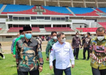 Menteri-Suharso-Monoarfa-bersama-Gubernur-dan-Wagub-Sumbar-kunjungi-Main-Stadium-Sumbar-ft.-ist
