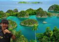 Agus-Dhukun-dengan-latar-belakang-keindahan-Raja-Ampat-Papua-foto-Ist