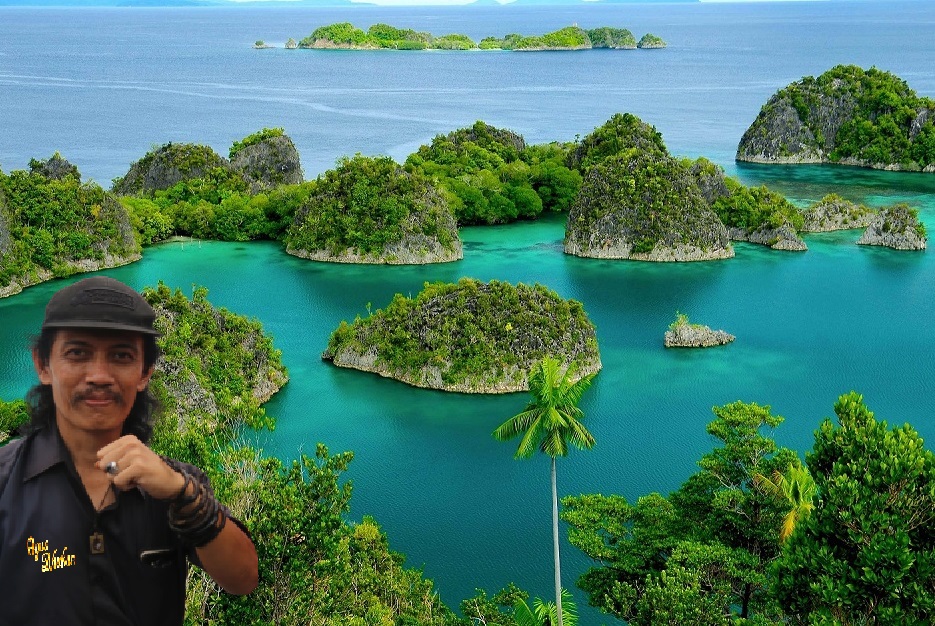 Agus-Dhukun-dengan-latar-belakang-keindahan-Raja-Ampat-Papua-foto-Ist