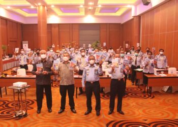 DR-Aqua-bersama-Kakanwil-Anthonius-M-Ayorbaba-dan-Direktur-Keamanan-dan-Ketertiban-Direktorat-Pemasyaraktan-Abdul-Aris-foto-Ist