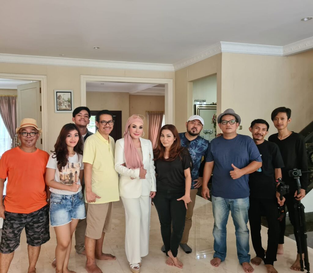 Niken-Septikasari-bersama-suami-anak-dan-para-musisi-senior-foto-Niken.