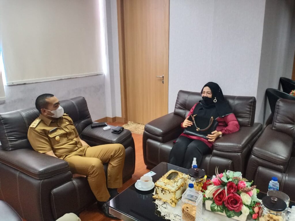 Wagub-Audy-Joinaldy-menerima-Dr.-Osronita-M.Pd-kepala-Puslitbang-Geopark-Dan-Lingkungan-Hidup-Universitas-Tamansiswa-Padang-yang-juga-Ahli-Geopark-Sumbar.-foto-Humas