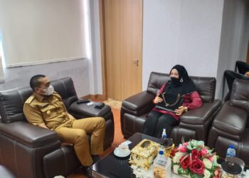 Wagub-Audy-Joinaldy-menerima-Dr.-Osronita-M.Pd-kepala-Puslitbang-Geopark-Dan-Lingkungan-Hidup-Universitas-Tamansiswa-Padang-yang-juga-Ahli-Geopark-Sumbar.-foto-Humas