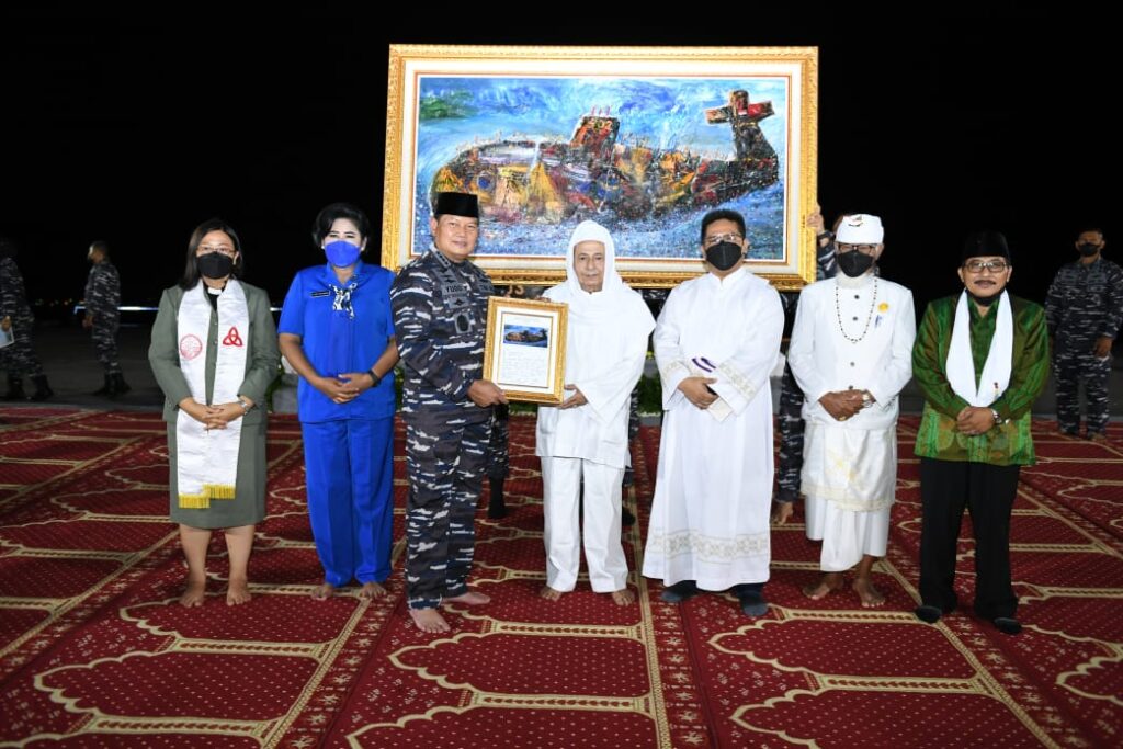 Bantuan-untuk-keluarga-ahli-waris-KRI-Nanggala-402-yang-diserahkan-langsung-oleh-Kepala-Staf-Angkatan-Laut-Kasal-Laksamana-TNI-Yudo-Margono-S.E.-M.M-foto-Dispen