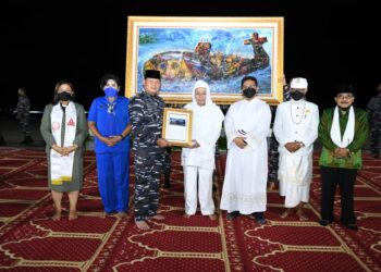 Bantuan-untuk-keluarga-ahli-waris-KRI-Nanggala-402-yang-diserahkan-langsung-oleh-Kepala-Staf-Angkatan-Laut-Kasal-Laksamana-TNI-Yudo-Margono-S.E.-M.M-foto-Dispen