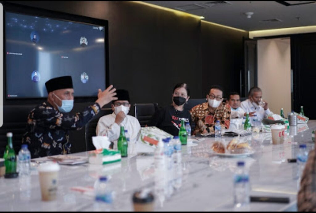 Buya-Mahyeldi-didampingi-Jasman-Rizal-diskusi-di-kantor-pusat-IDN-Times-di-Menara-IDN-Media-foto-Humas