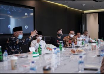 Buya-Mahyeldi-didampingi-Jasman-Rizal-diskusi-di-kantor-pusat-IDN-Times-di-Menara-IDN-Media-foto-Humas