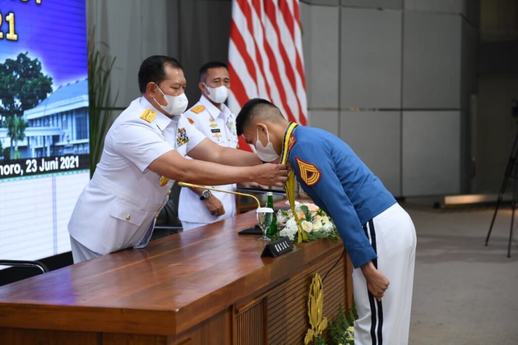 asal-Laksamana-TNI-Yudo-Margono-S.E.-M.M.-Wisuda-Sarjana-Akademi-Angkatan-Laut-AAL-Angkatan-ke-66-menganugerahkan-gelar-Adhi-Makayasa-Sermatutar-P-Always-Giving-Hamonangan-Tiris-S.Tr-Han