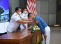 asal-Laksamana-TNI-Yudo-Margono-S.E.-M.M.-Wisuda-Sarjana-Akademi-Angkatan-Laut-AAL-Angkatan-ke-66-menganugerahkan-gelar-Adhi-Makayasa-Sermatutar-P-Always-Giving-Hamonangan-Tiris-S.Tr-Han