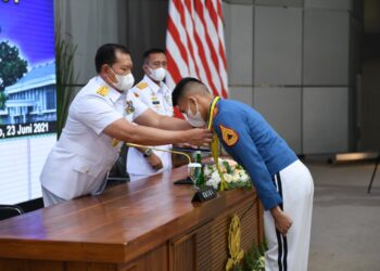 asal-Laksamana-TNI-Yudo-Margono-S.E.-M.M.-Wisuda-Sarjana-Akademi-Angkatan-Laut-AAL-Angkatan-ke-66-menganugerahkan-gelar-Adhi-Makayasa-Sermatutar-P-Always-Giving-Hamonangan-Tiris-S.Tr-Han