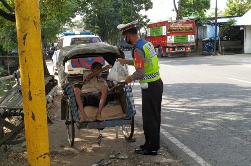 Gerakan-sosial-Polres-Kudus-bagikan-sembako-foto-Ist